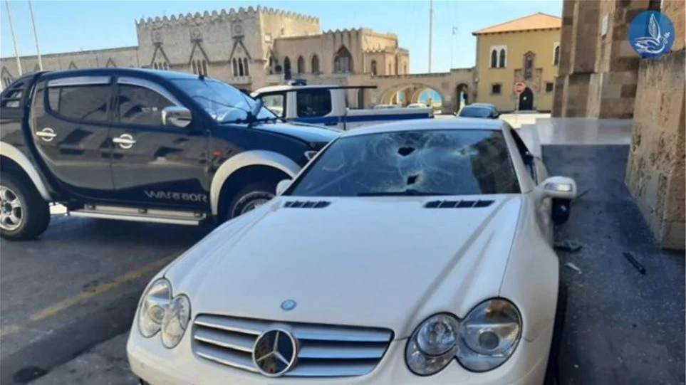 Βίντεο: Η στιγμή που ο υπαστυνόμος καταστρέφει το αυτοκίνητο του αστυνομικού διευθυντή στη Ρόδο